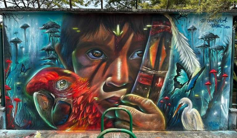 Niño guardián de las plantas